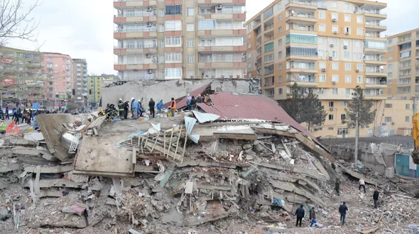 ضرب زلزال كبير جنوب تركيا في ساعة مبكرة من صباح يوم الاثنين ، مما تسبب في أضرار جسيمة وقتل الآلاف هناك وفي سوريا المجاورة. كان عمال ال....